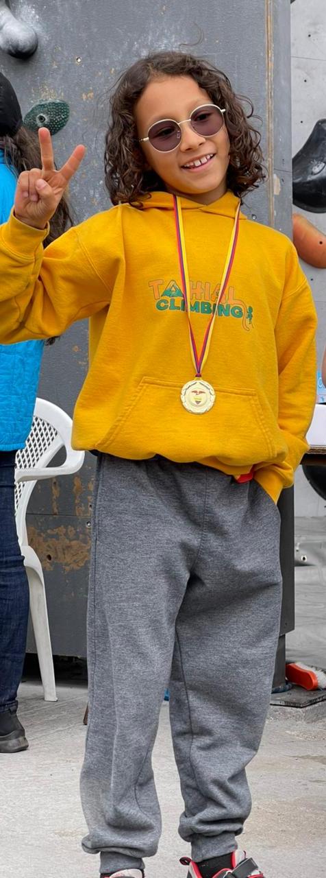 Hoodie amarillo Tahial en premiación