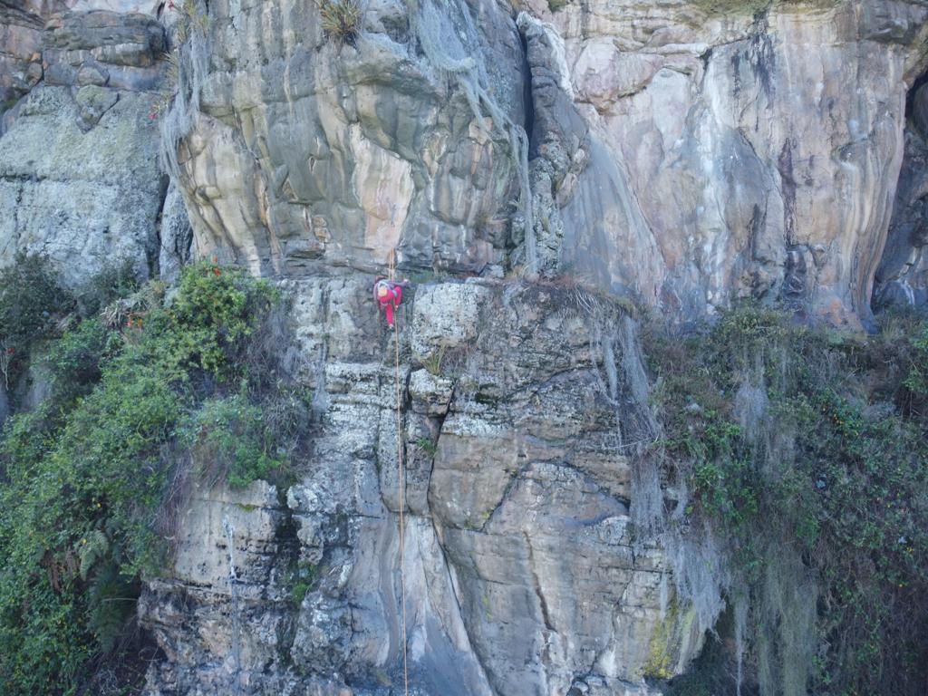 Tahial escalando en roca natural